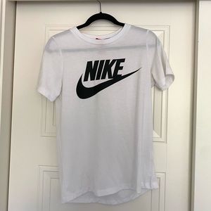 Nike sportswear logo t shirt
